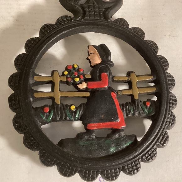 Pair of cast iron Amish trivets - Picture 5 of 6